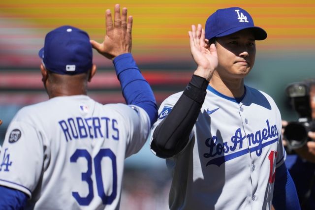 오타니 쇼헤이가 15일 미국 조지아주 애틀랜타의 트루이스트파크에서 열린 2025 미국 메이저리그 올스타 전야제 기자회견에서 선발투수로도 포스트시즌에 나설 수 있게 준비하고 있다고 밝혔다. 다만 2026 월드베이스볼클래식에서 투·타 겸업을 할지에 대해서는 말을 아꼈다. AP 연합뉴스