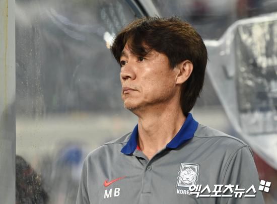 홍명보 감독이 이끄는 대한민국 축구 국가대표팀이 15일 오후 7시 24분 용인미르스타디움에서 열리는 일본 축구 국가대표팀과의 2025 동아시아축구연맹(EAFF) E-1 챔피언십(동아시안컵) 남자부 3차전에 나설 선발 명단을 공개했다.한국은 지난 2019년 부산 대회 우승 이후 2022년 나고야 대회에서 일본에게 내준 대회 우승 탈환에 나선다. 2022년 대회에서 한국은 일본에게 0-3 완패를 당하면서 우승에 실패했다.엑스포츠뉴스DB