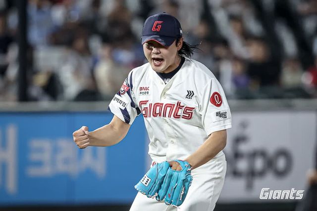 롯데 자이언츠 셋업맨 정철원이 2025시즌 전반기 43⅔이닝 4승1패 20홀드로 팀의 상위권 안착에 결정적인 역할을 해줬다. 사진 롯데 자이언츠