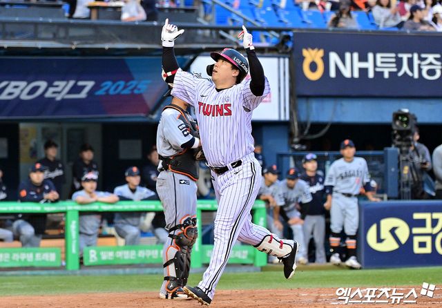 LG 트윈스 김현수가 올해 정규시즌 경기에 출전해 홈런을 친 뒤 세리머니하고 있다. 엑스포츠뉴스 DB