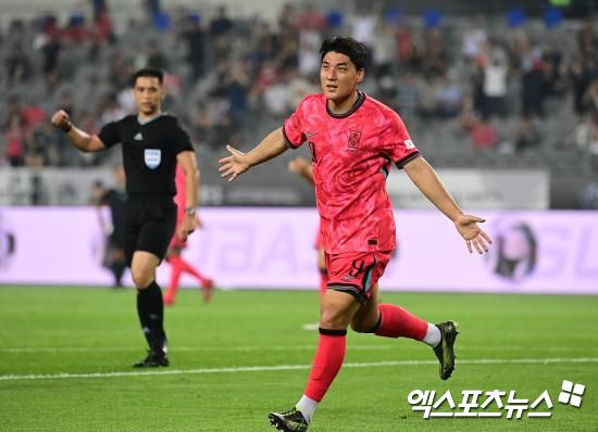 홍명보 감독이 이끄는 대한민국 축구 국가대표팀이 15일 오후 7시 24분 용인미르스타디움에서 열리는 일본 축구 국가대표팀과의 2025 동아시아축구연맹(EAFF) E-1 챔피언십(동아시안컵) 남자부 3차전에 나설 선발 명단을 공개했다.한국은 지난 2019년 부산 대회 우승 이후 2022년 나고야 대회에서 일본에게 내준 대회 우승 탈환에 나선다. 2022년 대회에서 한국은 일본에게 0-3 완패를 당하면서 우승에 실패했다.엑스포츠뉴스DB