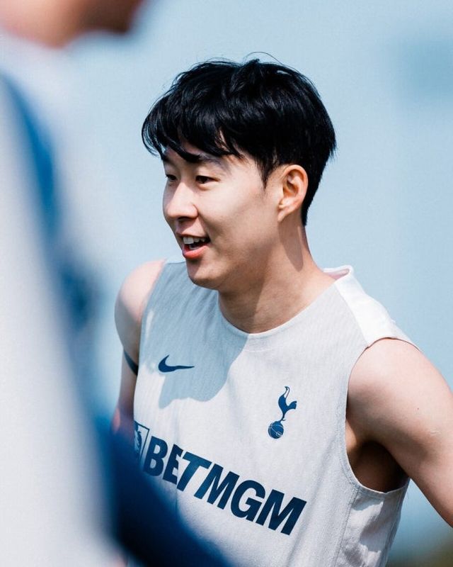 토트넘은 15일(한국시간) 사회관계망서비스(SNS) 인스타그램을 통해 손흥민의 2025-2026시즌 프리시즌 첫 훈련 모습을 공개했다.&nbsp;손흥민은 지난 10일 인천국제공항을 통해 영국 런던으로 출국했고 지난 12일 토트넘 홋스퍼 웨이 훈련장에 모습을 드러내 토마스 프랑크 신임 감독 체제에서 첫 훈련에 참여했다. 손흥민은 올여름 이적 문제로 많은 조명을 받고 있다. 사우디아라비아, 미국, 튀르키예 유력 구단은 물론 친정팀인 독일 바이엘 레버쿠젠 유턴 가능성까지 살아있는 것으로 알려졌다. 토트넘 홋스퍼&nbsp;