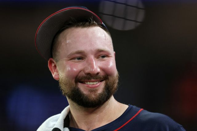 시애틀 매리너스 포수 칼 롤리가 15일 미국 조지아주 애틀랜타의 트루이스트파크에서 열린 2025 미국 프로야구 메이저리그 올스타전 홈런더비 결승에서 주니어 카미네로를 꺾고 우승을 차지했다. 시애틀 소속 선수의 홈런더비 우승은 1999년 켄 그리피 주니어 이후 올해 롤리가 26년 만이다. AFP 연합뉴스