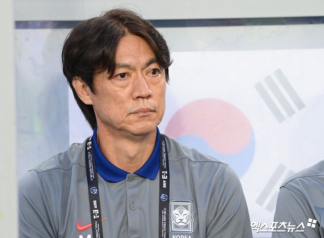 홍명보 감독이 이끄는 대한민국 축구대표팀은 15일 용인미르스타디움에서 열린 일본 축구대표팀과의 2025 동아시아축구연맹(EAFF) E-1 챔피언십(동아시안컵) 남자부 3차전에서 0-1로 패했다.&nbsp;1만 8418명의 관중이 경기장을 찾은 가운데 한국은 한일전 3연패를 당하며 체면을 구겼다. 그러나 홍 감독은 '우리가 더 잘했다'며 '점유율, 슈팅 등 수치에서 우리가 앞서고 일본은 전혀 우리 수비를 괴롭히지 못했다. 일본이 꾸준히 해왔던 거에 비하면 우리 팀에 큰 어려움을 주지 못했다. 결과를 못 낸 건 아쉽고 미안하지만, 선수들에게 희망을 많이 봤다'고 했다. 용인, 고아라 기자