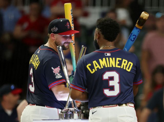 시애틀 매리너스 포수 칼 롤리가 15일 미국 조지아주 애틀랜타의 트루이스트파크에서 열린 2025 미국 프로야구 메이저리그 올스타전 홈런더비 결승에서 주니어 카미네로를 꺾고 우승을 차지했다. 시애틀 소속 선수의 홈런더비 우승은 1999년 켄 그리피 주니어 이후 올해 롤리가 26년 만이다. AFP 연합뉴스