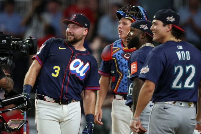 시애틀 매리너스 포수 칼 롤리가 15일 미국 조지아주 애틀랜타의 트루이스트파크에서 열린 2025 미국 프로야구 메이저리그 올스타전 홈런더비 결승에서 주니어 카미네로를 꺾고 우승을 차지했다. 시애틀 소속 선수의 홈런더비 우승은 1999년 켄 그리피 주니어 이후 올해 롤리가 26년 만이다. AFP 연합뉴스