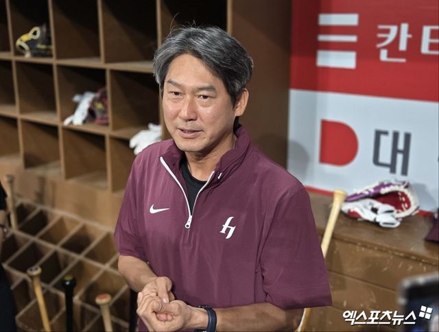 설종진 키움 히어로즈 감독대행이 15일 오후 서울 고척스카이돔에서 진행된 1군 선수단 훈련에 앞서 인터뷰를 진행했다. 키움은 전날 홍원기 감독과 고형욱 단장 등 행정과 현장의 수뇌부를 한꺼번에 해임한 뒤 2군 감독이던 설 감독을 1군 감독대행으로 불러들였다. 고척, 김지수 기자