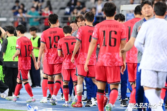홍명보 감독이 이끄는 대한민국 축구대표팀은 15일 용인미르스타디움에서 열린 일본 축구대표팀과의 2025 동아시아축구연맹(EAFF) E-1 챔피언십(동아시안컵) 남자부 3차전에서 0-1로 패했다.&nbsp;1만 8418명의 관중이 경기장을 찾은 가운데 한국은 한일전 3연패를 당하며 체면을 구겼다. 그러나 홍 감독은 '우리가 더 잘했다'며 '점유율, 슈팅 등 수치에서 우리가 앞서고 일본은 전혀 우리 수비를 괴롭히지 못했다. 일본이 꾸준히 해왔던 거에 비하면 우리 팀에 큰 어려움을 주지 못했다. 결과를 못 낸 건 아쉽고 미안하지만, 선수들에게 희망을 많이 봤다'고 했다. 용인, 고아라 기자