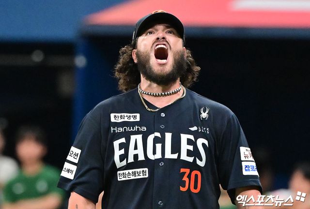 한화 이글스 선발투수 코디 폰세가 올해 정규시즌 경기에 선발 등판해 이닝을 막아낸 뒤 포효하고 있다. 엑스포츠뉴스 DB