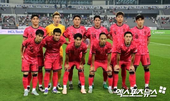 홍명보 감독이 이끄는 대한민국 축구 국가대표팀이 15일 오후 7시 24분 용인미르스타디움에서 열리는 일본 축구 국가대표팀과의 2025 동아시아축구연맹(EAFF) E-1 챔피언십(동아시안컵) 남자부 3차전에 나설 선발 명단을 공개했다.한국은 지난 2019년 부산 대회 우승 이후 2022년 나고야 대회에서 일본에게 내준 대회 우승 탈환에 나선다. 2022년 대회에서 한국은 일본에게 0-3 완패를 당하면서 우승에 실패했다.엑스포츠뉴스DB