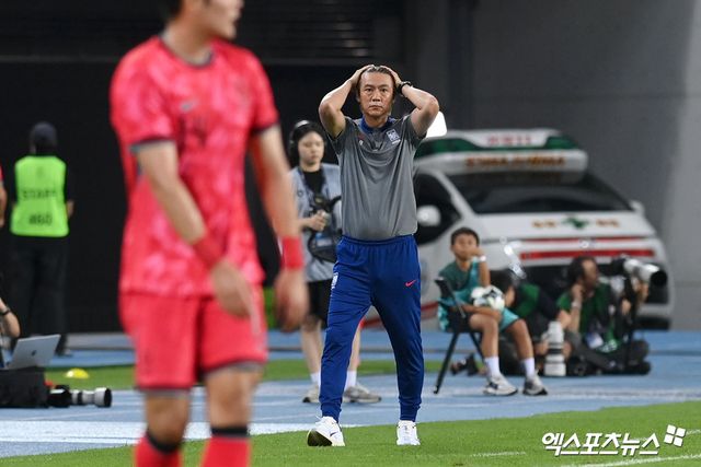 홍명보 감독이 이끄는 대한민국 축구대표팀은 15일 용인미르스타디움에서 열린 일본 축구대표팀과의 2025 동아시아축구연맹(EAFF) E-1 챔피언십(동아시안컵) 남자부 3차전에서 0-1로 패했다.&nbsp;1만 8418명의 관중이 경기장을 찾은 가운데 한국은 한일전 3연패를 당하며 체면을 구겼다. 그러나 홍 감독은 '우리가 더 잘했다'며 '점유율, 슈팅 등 수치에서 우리가 앞서고 일본은 전혀 우리 수비를 괴롭히지 못했다. 일본이 꾸준히 해왔던 거에 비하면 우리 팀에 큰 어려움을 주지 못했다. 결과를 못 낸 건 아쉽고 미안하지만, 선수들에게 희망을 많이 봤다'고 했다. 용인, 고아라 기자