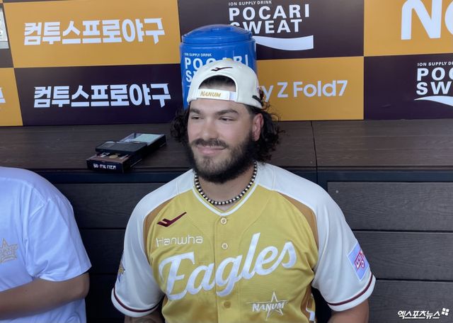 한화 이글스 코디 폰세가 지난 12일 대전 한화생명 볼파크에서 열린 2025 신한 SOL Bank KBO 올스타전을 앞두고 취재진의 인터뷰에 응하고 있다. 엑스포츠뉴스 대전, 김유민 기자