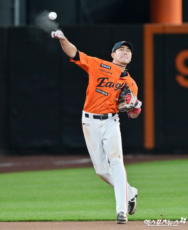 한화 이글스가 후반기 선두 자리 수성과 함께 26년 만에 한국시리즈 우승에 도전한다. 전반기 부진했던 FA 듀오 투수 엄상백과 심우준의 후반기 반등이 절실한 분위기다. 엑스포츠뉴스 DB