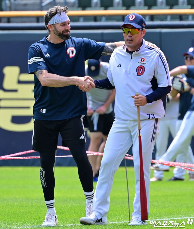 3일 오후 서울 송파구 잠실야구장에서 열리는 '2025 신한 SOL Bank KBO리그' KIA 타이거즈와 두산 베어스의 경기, 두산 조성환 감독대행이 케이브와 대화를 나누고 있다. 엑스포츠뉴스 DB