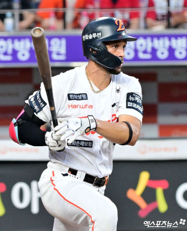 한화 이글스 외국인 타자 루이스 리베라토가 올해 정규시즌 경기에 출전해 타격하고 있다. 엑스포츠뉴스 DB