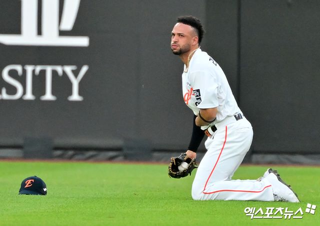 한화 이글스 외국인 타자 루이스 리베라토가 올해 정규시즌 경기에 출전해 수비 후 숨을 고르고 있다. 엑스포츠뉴스 DB