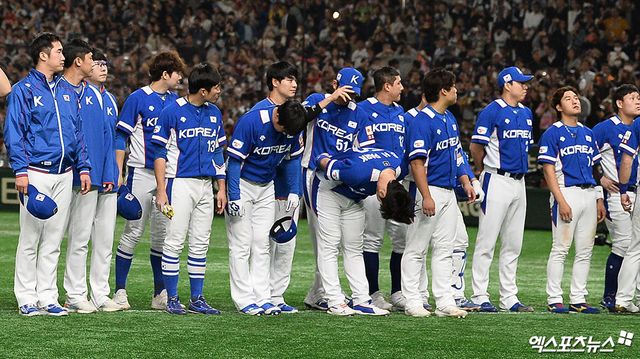 17일 오후 일본 도쿄돔에서 열린 '2019 WBSC 프리미어 12' 결승전 대한민국과 일본의 경기, 대한민국이 3:5의 스코어로 일본에게 역전패를 당하며 아쉬운 준우승을 거두었다. 경기 종료 후 대한민국 선수들이 관중석을 향해 인사하고 있다. 엑스포츠뉴스 DB