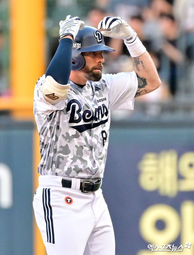 4일 오후 서울 송파구 잠실야구장에서 열린 '2025 신한 SOL Bank KBO리그' KIA 타이거즈와 두산 베어스의 경기, 1회말 1사 두산 케이브가 우전안타를 날리고 있다. 엑스포츠뉴스 DB