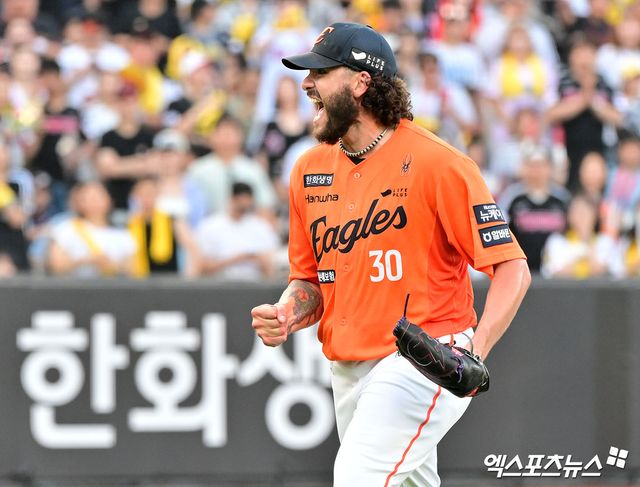 지난 14일 오후 대전 한화생명 볼파크에서 열린 '2025 신한 SOL Bank KBO리그' LG 트윈스와 한화 이글스의 경기, 6회초 수비를 마친 한화 폰세가 포효를 하고 있다. 엑스포츠뉴스 DB
