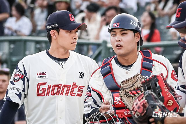 왼쪽부터 롯데 자이언츠 투수 홍민기, 포수 박재엽. 롯데 자이언츠