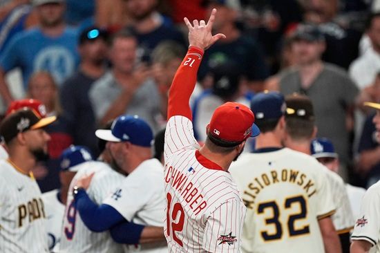 필라델피아 필리스 카일 슈와버가 16일(한국시간) 미국 조지아주 애틀랜타 트루이스트 파크에서 열린 2025 미국 MLB 올스타전 스윙오프 타이브레이크에서 3홈런을 때려내며 내셔널리그 올스타를 승리로 이끌었다. 연합뉴스