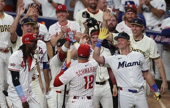 필라델피아 필리스 카일 슈와버가 16일(한국시간) 미국 조지아주 애틀랜타 트루이스트 파크에서 열린 2025 미국 MLB 올스타전 스윙오프 타이브레이크에서 3홈런을 때려내며 내셔널리그 올스타를 승리로 이끌었다. 연합뉴스