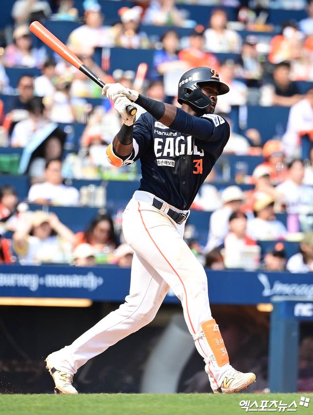 한화 이글스 외국인 타자 에스테반 플로리얼이 올해 정규시즌 경기에 출전해 타격하고 있다. 엑스포츠뉴스 DB
