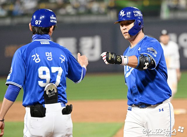 삼성 라이온즈 포수 강민호가 올해 정규시즌 경기에 출전해 적시타를 친 뒤 세리머니하고 있다. 엑스포츠뉴스 DB