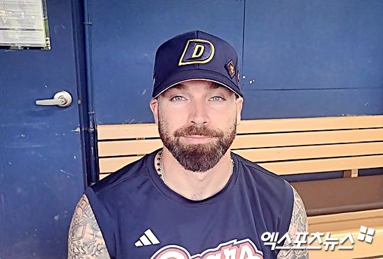 두산 베어스 외국인 타자 제이크 케이브가 지난 13일 후반기 대비 팀 훈련이 열린 잠실야구장에서 취재진 인터뷰에 응하고 있다. 잠실, 김근한 기자