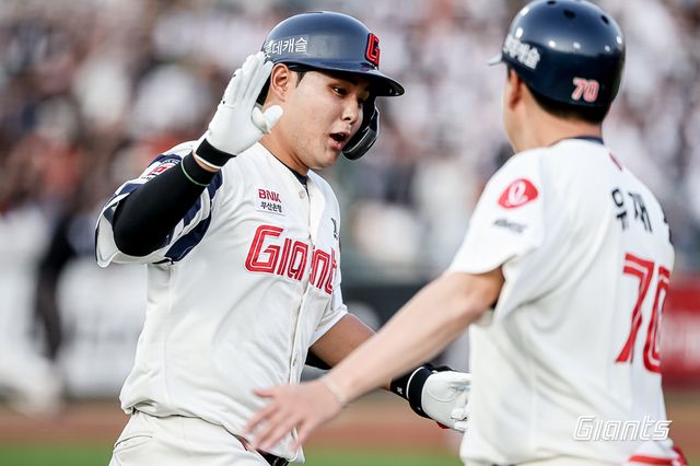 롯데 자이언츠 신인 포수 박재엽이 올해 정규시즌 경기에 출전해 홈런을 친 뒤 하이파이브하고 있다. 롯데 자이언츠