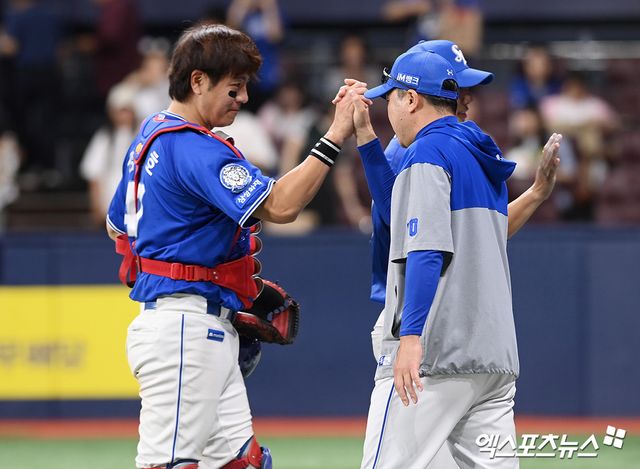삼성 라이온즈 포수 강민호가 올해 정규시즌 경기에 출전해 승리한 뒤 박진만 감독과 하이파이브하고 있다. 엑스포츠뉴스 DB