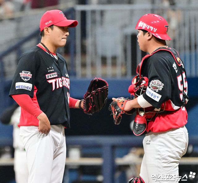 6일 오후 서울 구로구 고척스카이돔에서 열린 '2025 신한 SOL Bank KBO리그' KIA 타이거즈와 키움 히어로즈의 경기, 1회말 무사 1,2루 KIA 한준수가 마운드를 방문해 김도현과 대화를 나누고 있다. 엑스포츠뉴스 DB
