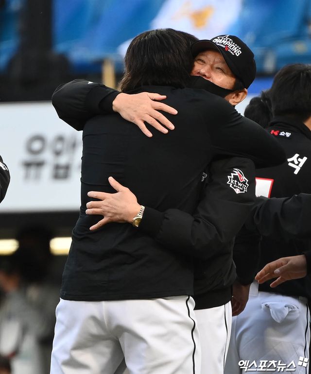 KT 위즈 선발투수 윌리엄 쿠에바스와 이강철 감독이 2021년 삼성 라이온즈와의 정규시즌 1위 결정전에서 승리한 뒤 포옹하고 있다. 엑스포츠뉴스 DB