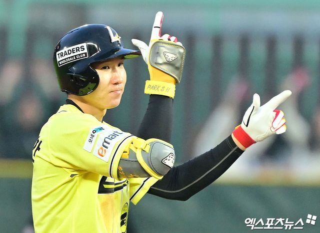 SSG 랜더스 내야수 박성한이 우측 허벅지 불편감으로 검진 결과 대퇴직근 미세 손상 소견을 받아 17일 후반기 일정 첫날 1군 엔트리에서 말소됐다. 엑스포츠뉴스 DB