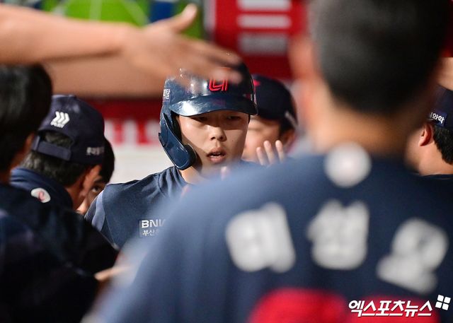 지난 4월 30일 오후 서울 구로구 고척스카이돔에서 열린 '2025 신한 SOL Bank KBO리그' 롯데 자이언츠와 키움 히어로즈의 경기, 4회초 2사 1,2루 롯데 고승민이 레이예스의 2타점 2루타때 득점에 성공한 후 더그아웃에서 축하를 받고 있다. 엑스포츠뉴스 DB