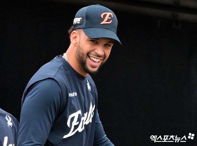 한화 이글스 외인 타자 루이스 리베라토가 17일 수원 KT위즈파크에서 KT 위즈와 경기를 앞두고 그라운드로 나와 미소 짓고 있다. 수원, 김한준 기자