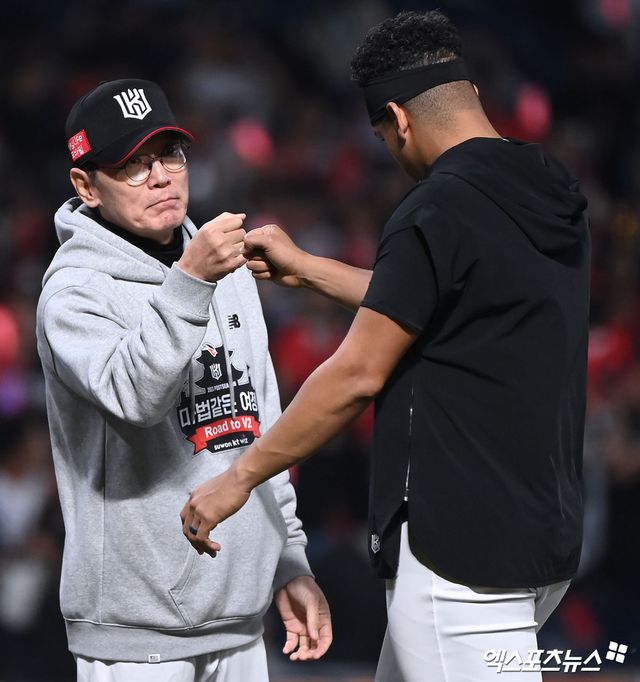 KT 위즈 이강철 감독과 선발투수 윌리엄 쿠에바스가 2023년 포스트시즌 경기에서 승리한 뒤 하이파이브하고 있다. 엑스포츠뉴스 DB