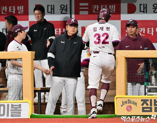 지난 4월 22일 오후 서울 구로구 고척스카이돔에서 열린 '2025 신한 SOL Bank KBO리그' 두산 베어스와 키움 히어로즈의 경기, 2회말 1사 2,3루 키움 김재현이 어준서의 1타점 적시타때 에 성공한 후 홍원기 감독과 하이파이브를 하고 있다. 엑스포츠뉴스 DB