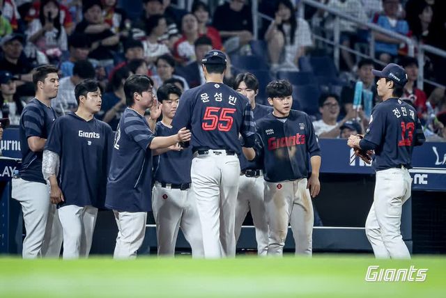 롯데 자이언츠의 '아픈 손가락' 윤성빈이 17일 잠실야구장에서 열릴 예정이었던 2025 신한 SOL Bank KBO리그 LG 트윈스와 원정경기를 앞두고 1군 엔트리에 등록됐다. 김태형 롯데 감독은 이날 '윤성빈은 볼넷을 줄 수도 있지만, 구위로 삼진을 잡을 수 있다. 특정한 상황이 되면 한 번 써보고 다시 체크를 해볼 예정'이라며 콜업 이유를 설명했다. 롯데 자이언츠