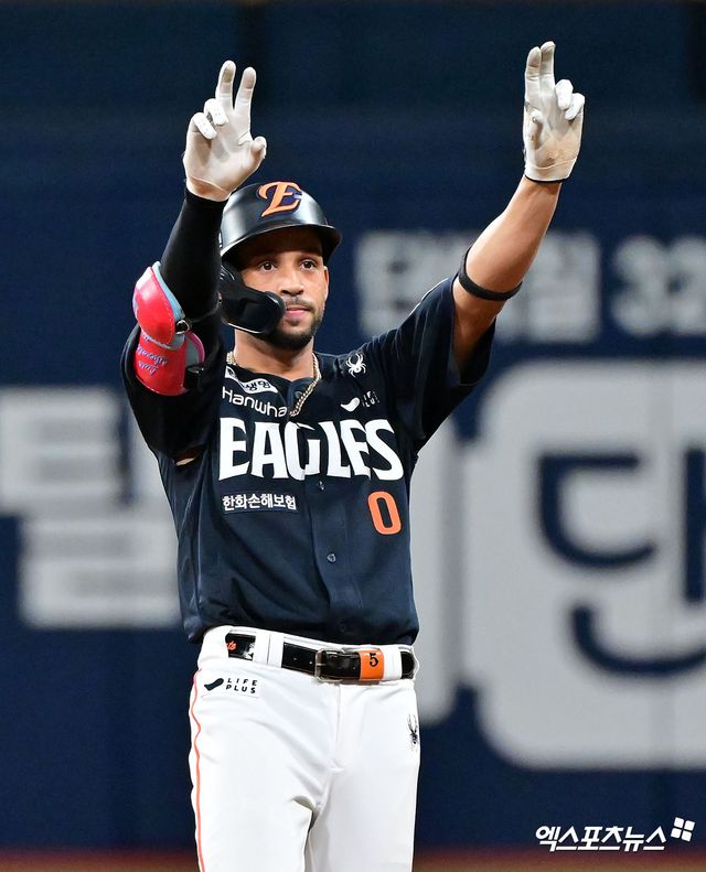 한화 이글스 외인 타자 루이스 리베라토가 올해 정규시즌 경기에 출전해 세리머니하고 있다. 엑스포츠뉴스 DB