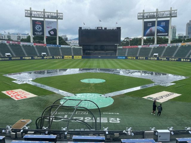 한국야구위원회(KBO)는 17일 오후 4시46분경 잠실야구장에서 열릴 예정이었던 2025 신한 SOL Bank KBO리그 정규시즌 LG와 롯데의 팀 간 9차전이 우천으로 취소됐다고 발표했다. 잠실야구장 내야엔 여전히 방수포가 덮여 있다. 엑스포츠뉴스 잠실, 김유민 기자