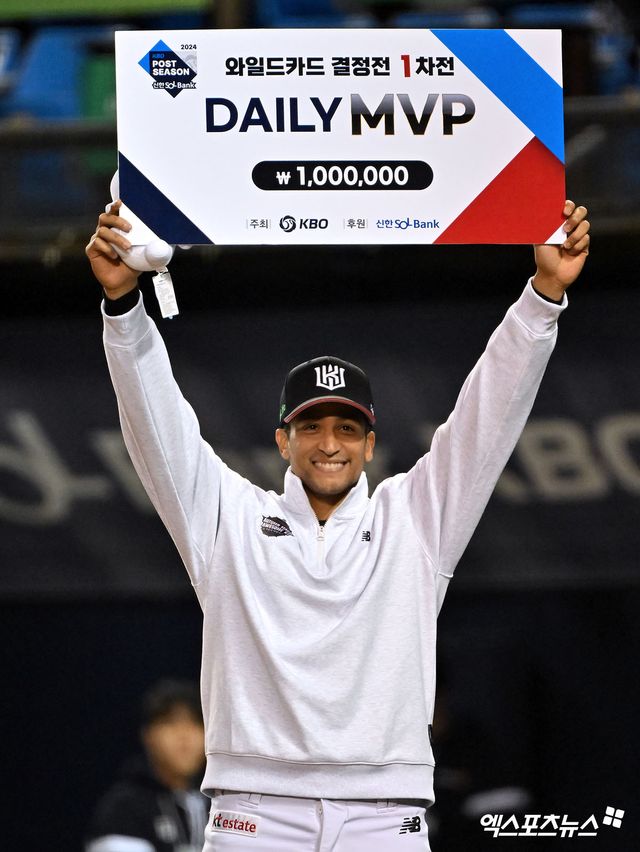 KT 위즈 선발투수 윌리엄 쿠에바스가 지난해 두산 베어스와의 와일드카드 결정전에서 데일리 MVP를 수상한 뒤 기념촬영하고 있다. 엑스포츠뉴스 DB