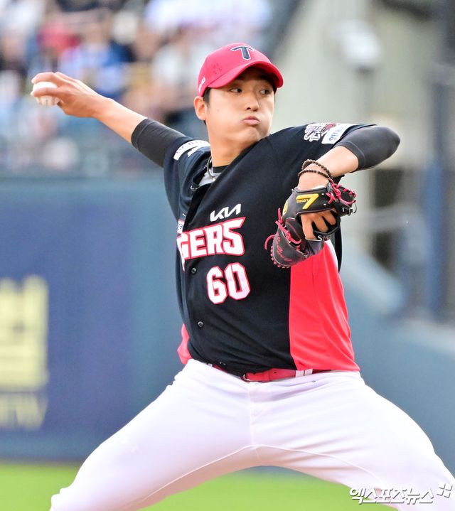 5일 오후 서울 송파구 잠실야구장에서 열린 '2025 신한 SOL Bank KBO리그' KIA 타이거즈와 두산 베어스의 경기, 1회말 KIA 선발투수 김도현이 공을 힘차게 던지고 있다. 엑스포츠뉴스 DB