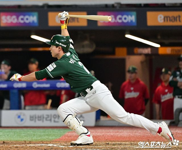 SSG 랜더스 내야수 박성한이 우측 허벅지 불편감으로 검진 결과 대퇴직근 미세 손상 소견을 받아 17일 후반기 일정 첫날 1군 엔트리에서 말소됐다. 엑스포츠뉴스 DB