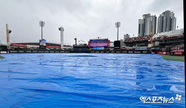 17일 KT 위즈와 한화 이글스의 맞대결이 예고된 수원 KT위즈파크. 악천후로 내야에 대형 방수포가 깔려 있다. 수원, 김한준 기자