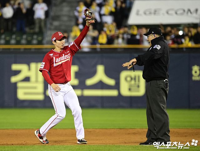 SSG 랜더스 내야수 박성한이 우측 허벅지 불편감으로 검진 결과 대퇴직근 미세 손상 소견을 받아 17일 후반기 일정 첫날 1군 엔트리에서 말소됐다. 엑스포츠뉴스 DB