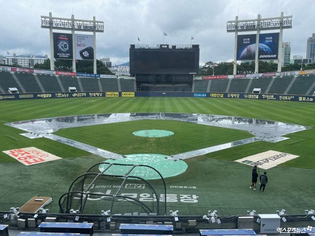 17일 오후 6시30분 서울 잠실야구장에서 열릴 2025 신한 SOL Bank KBO리그 정규시즌 LG 트윈스와 롯데 자이언츠 간의 후반기 첫 번째 맞대결, 경기 개시를 3시간 30분가량 앞둔 시점 빗줄기가 잦아들었다. 현재 잠실야구장엔 내야 흙 부분에만 방수포가 덮여있다. 엑스포츠뉴스 잠실, 김유민 기자