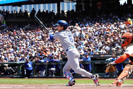 미국 스포츠 전문 매체 '스포츠일러스트레이티드'는 17일 ESPN LA 팟캐스트 방송 내용을 인용해 다저스와 가디언스의 트레이드 시나리오를 보도했다. 이들이 주목한 선수는 가디언스의 마무리 투수 엠마누엘 클라세와 외야수 스티븐 콴이다. 매체는 다저스가 먼저 좌완 저스틴 로블레스키, 우완 벤 카스파리우스, 유망주 외야수 조수에 데 파울라, 그리고 추가 유망주를 묶어 두 선수 데려올 수 있다고 전망했다. 그 정도 조건으로는 부족하다는 의견도 있었다. 다저스가 포수 달튼 러싱, 재활 중인 우완 투수 더스틴 메이, 그리고 김혜성까지 추가해야 거래가 성사될 가능성이 있다고 바라보기도 했다. 연합뉴스