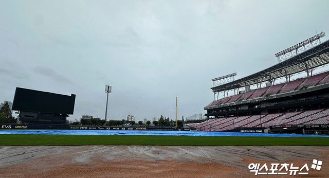 21일 오후 광주기아챔피언스필드에서 열리는 '2024 신한 SOL Bank KBO리그' NC 다이노스와 KIA 타이거즈의 경기, 그라운드에 방수포가 설치되어 있다. 엑스포츠뉴스 DB