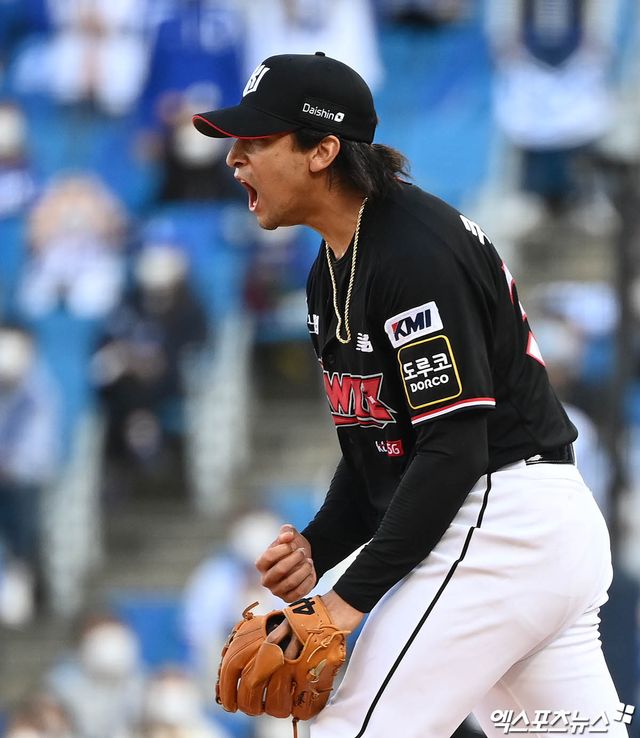 KT 위즈 선발투수 윌리엄 쿠에바스가 2021년 삼성 라이온즈와의 정규시즌 1위 결정전에 선발 등판해 포효하고 있다. 엑스포츠뉴스 DB